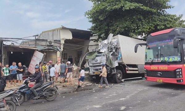 Xe tải tông sập nhà dân sau tai nạn liên hoàn