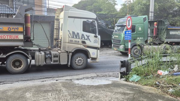 Xe tải ùn ùn cày xới, bất chấp lệnh cấm trên con đường ở trung tâm Đồng Nai