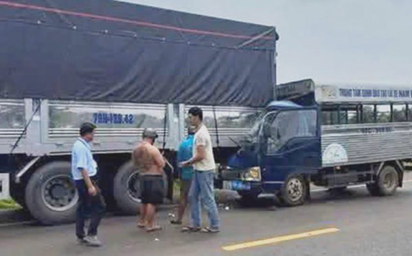 Xe tập lái tông xe tải, giáo viên dạy lái xe tử vong