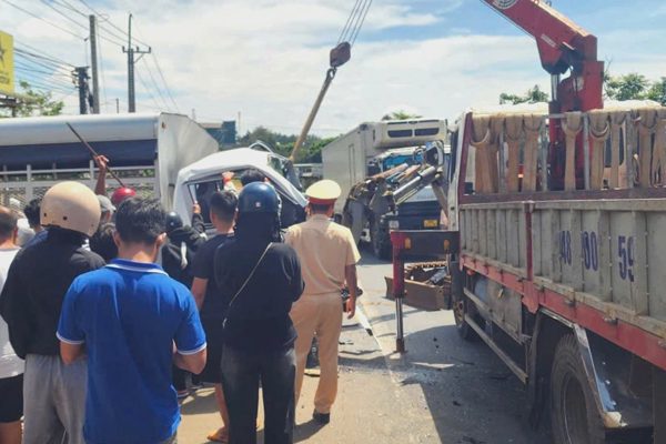 Xe tập lái va chạm ô tô đầu kéo ở Lâm Đồng, một người tử vong