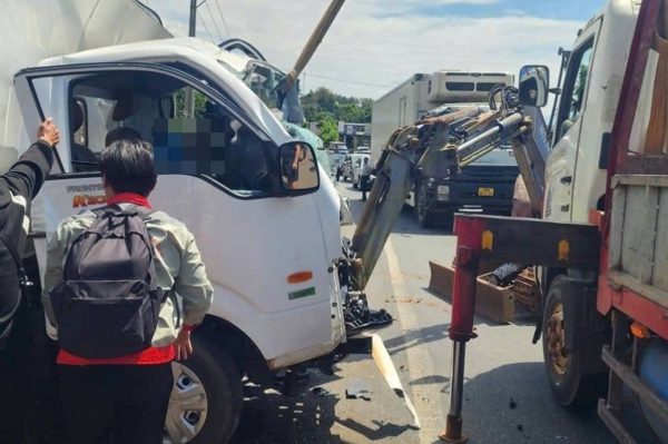 Xe tập lái va chạm xe đầu kéo trên đường Hồ Chí Minh, học viên tử vong