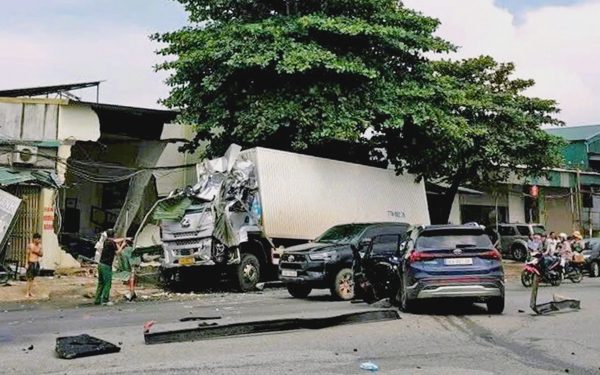 Xe va chạm liên hoàn trên Quốc lộ 1 khiến 1 người chết, 3 người bị thương