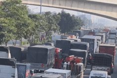 Xe xếp hàng 5km, cửa ngõ TPHCM rối loạn