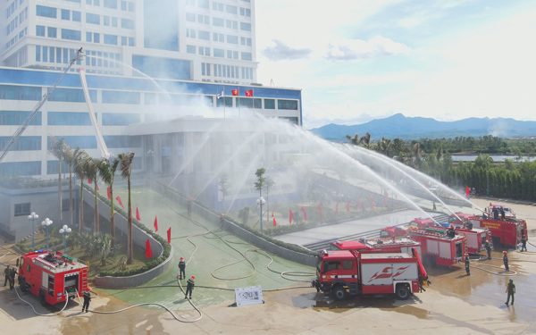 Xem cảnh sát dùng xe thang chuyên dụng luyện giải cứu bệnh nhân khỏi đám cháy bệnh viện
