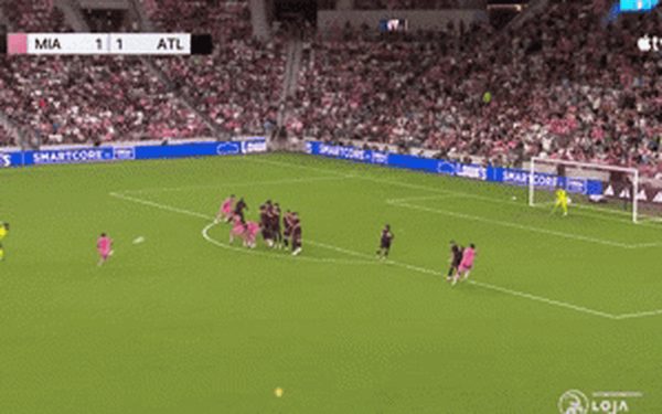 Xem cú sút phạt 'thần sầu' của Messi bị xà ngang từ chối