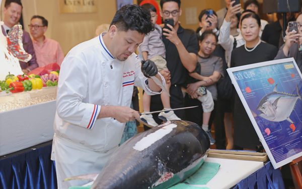 Xem đầu bếp Việt xẻ thịt cá ngừ vây xanh 60kg đi máy bay về từ Nhật