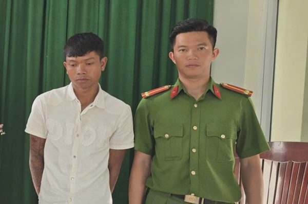 Xem Facebook thấy vợ uống bia và nhảy múa với bạn, chồng châm lửa đốt nhà