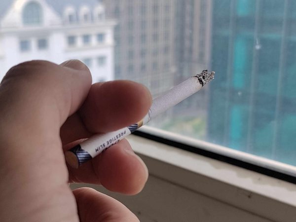 Xem phim còn kiểm soát được độ tuổi, sao mua thuốc lá lại không?