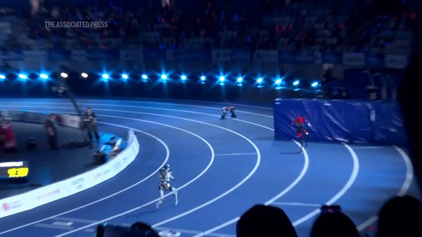 Xem robot Trung Quốc phá kỷ lục của ‘tia chớp đen’ Usain Bolt