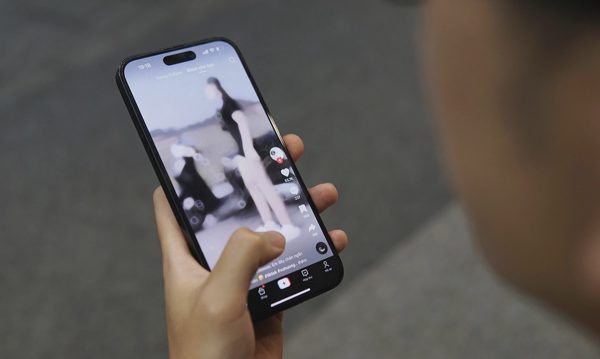 Xem video ngắn 10 tiếng mỗi ngày, cô gái nhập viện tâm thần
