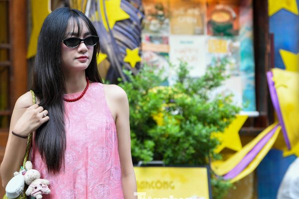 Xếp hàng check in cổng Trung thu dài 15 m trên phố cổ Hà Nội