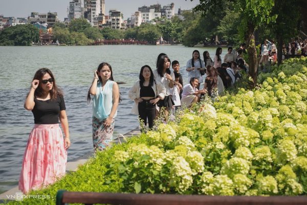 Xếp hàng chờ chụp hàng hoa cẩm tú cầu bên hồ Gươm