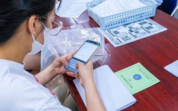 Xếp hàng nhận trợ cấp thất nghiệp: Người chờ việc tốt, người quyết đổi nghề