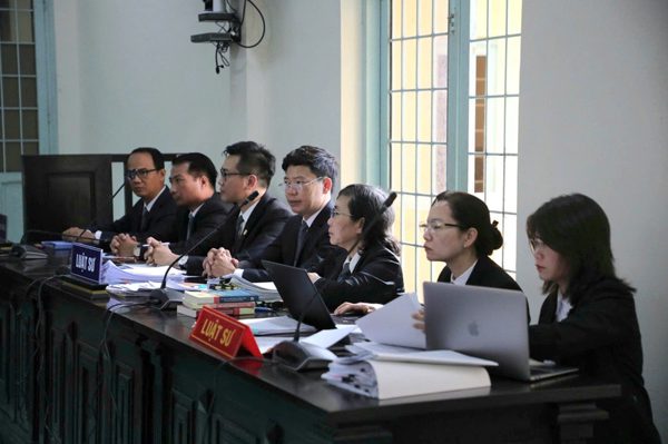 Xét xử vụ tai nạn làm chết nữ sinh ở Vĩnh Long: Tranh luận gay gắt việc không cấp cứu nạn nhân