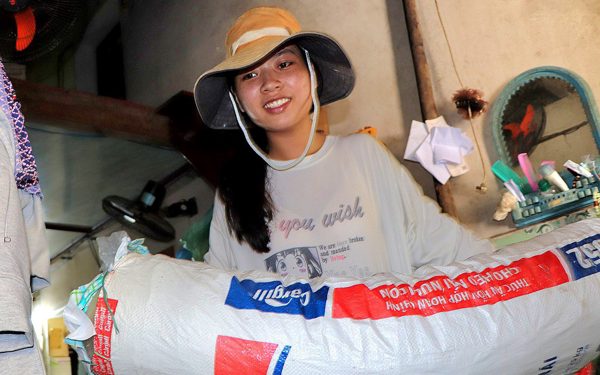 Xin bán cà phê 10 tiếng mỗi ngày ở phố cổ Hội An, kiếm tiền nhập học ĐH Kinh tế TP.HCM