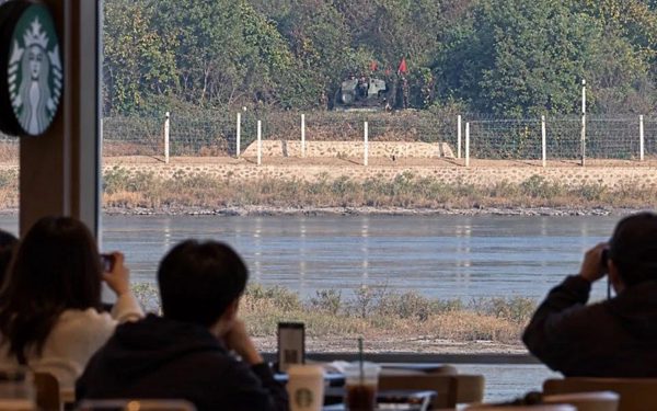 Xôn xao ảnh pháo Triều Tiên ngay ngoài quán Starbucks ở Hàn Quốc, chuyên gia nghi làm giả