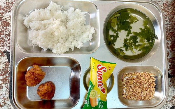 Xôn xao hình ảnh khay cơm bán trú chỉ có ít muối lạc, 2 miếng thịt viên, xã ở Phú Thọ báo cáo gì?