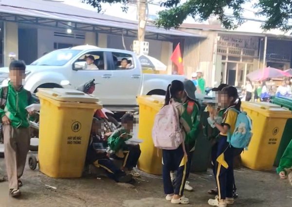 Xót cảnh học sinh ngồi ăn sáng trước cổng trường