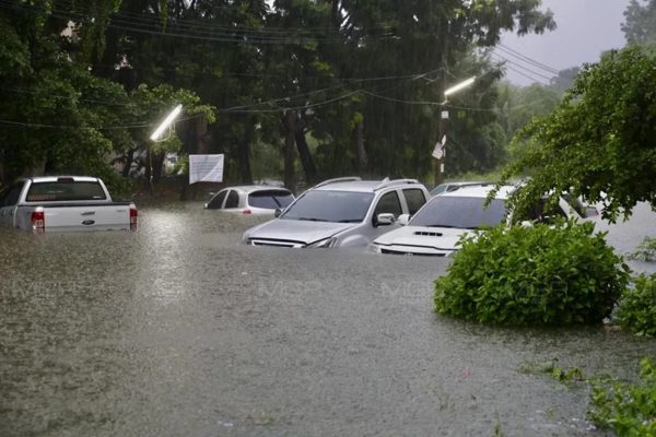 Xót xa hàng trăm ô tô ngập nước gần tới nóc giữa trận mưa lớn ở Bangkok