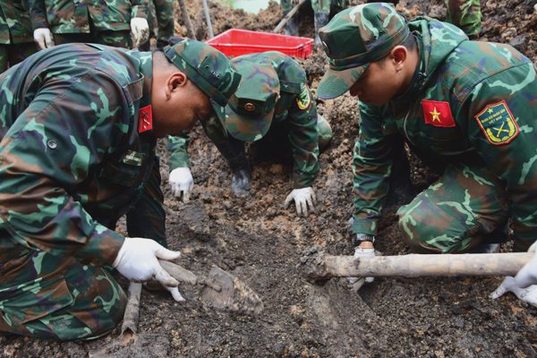 Xử lý 550m3 đất, tìm thấy thêm 8 bộ hài cốt liệt sĩ ở Công viên Lê Thị Riêng