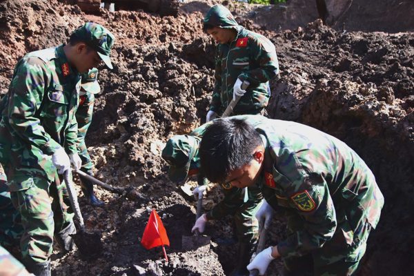 Xử lý 600m3 đất, tìm thấy 14 bộ hài cốt liệt sĩ ở Công viên Lê Thị Riêng