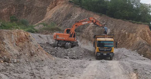 Xử lý bãi đổ trộm chất thải ngay trước cổng nhà máy rác lớn nhất Hà Nội