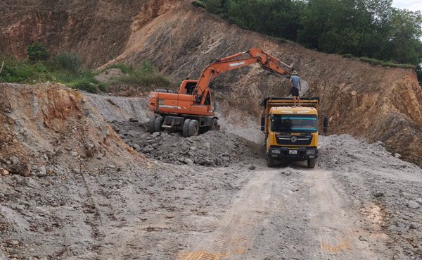 Xử lý bãi đổ trộm chất thải ngay trước cổng nhà máy rác lớn nhất Hà Nội