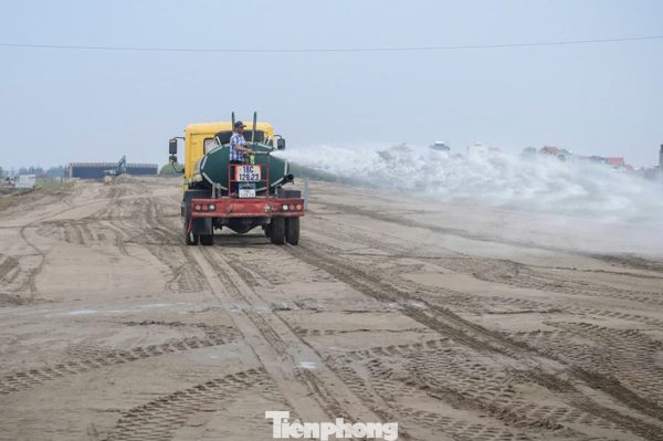 Xử lý khẩn cấp 'bão cát' mịt mù trên công trường cao tốc Ninh Bình - Hải Phòng