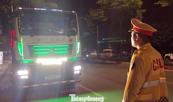 Xử lý loạt xe tải độ còi hơi, đèn khiến người đi đường chói mắt
