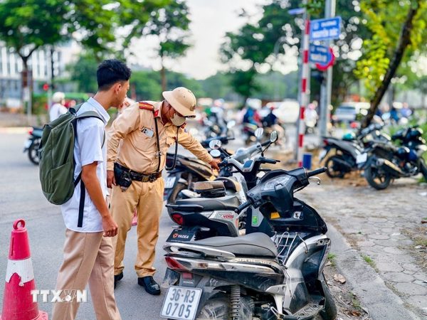 Xử lý nghiêm các trường hợp phạm luật giao thông trong khi chở con tới trường