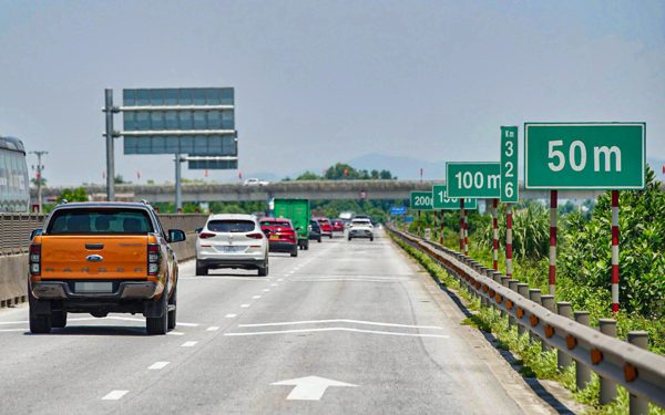 Xử lý nghiêm xe 'rùa bò' bám làn trái, nâng tốc độ tối thiểu