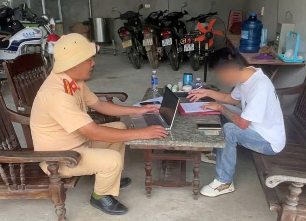 Xử lý tài xế lái ô tô vượt ẩu suýt gây tai nạn trên đường phố Thanh Hoá