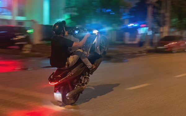 Xử lý thanh niên đi xe bốc đầu trên đường Trần Phú