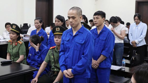 Xử phạt 12 bị cáo trong đường dây buôn lậu hơn 900 tỷ đồng