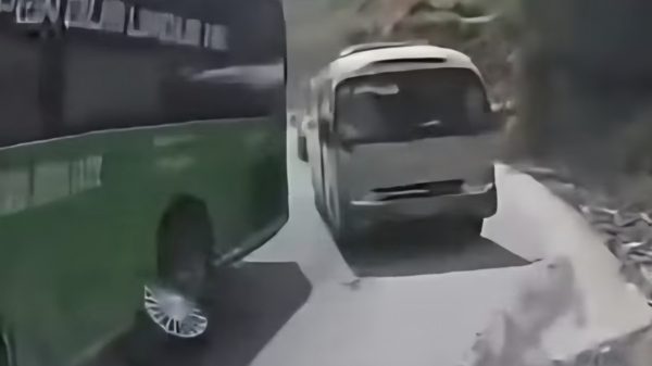 Xử phạt 5 triệu đồng tài xế vượt ẩu, lấn sang làn ngược chiều ở Lào Cai