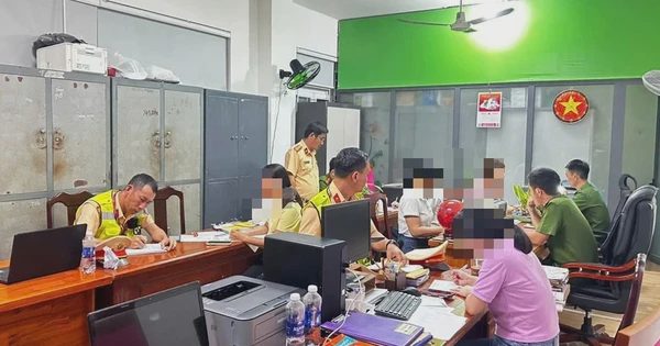 Xử phạt 6 phụ nữ ngồi giữa đường đèo Hải Vân chụp ảnh