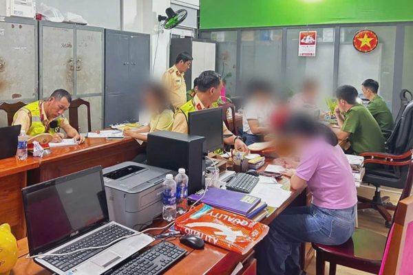 Xử phạt 6 phụ nữ ngồi giữa đường đèo Hải Vân chụp ảnh
