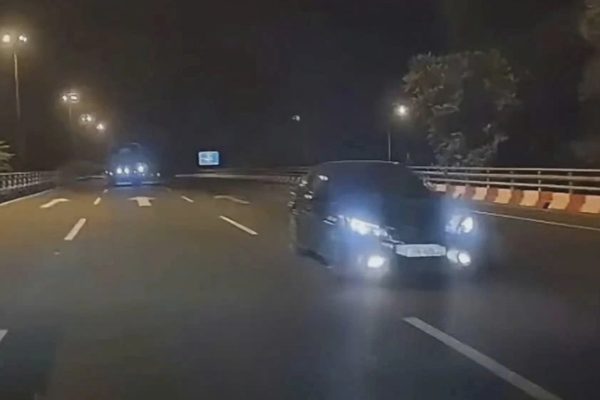 Xử phạt lái xe đi ngược chiều đường trên Đại lộ Thăng Long