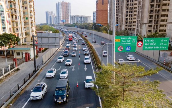 Xử phạt lỗi không giữ khoảng cách trên cao tốc: Đi cách bao nhiêu mét thì đúng luật?