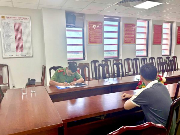 Xử phạt người bịa chuyện 2 thanh niên cố thủ trên nóc nhà ở Huế