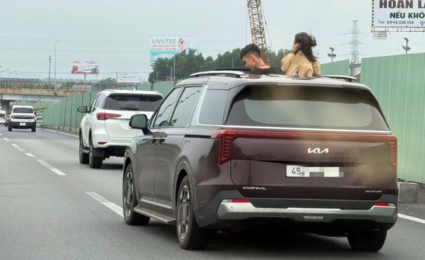 Xử phạt nữ tài xế cho trẻ ‘hóng gió’ khi đang lưu thông trên cao tốc