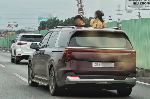 Xử phạt nữ tài xế để trẻ thò đầu qua cửa sổ trời ô tô trên cao tốc TPHCM