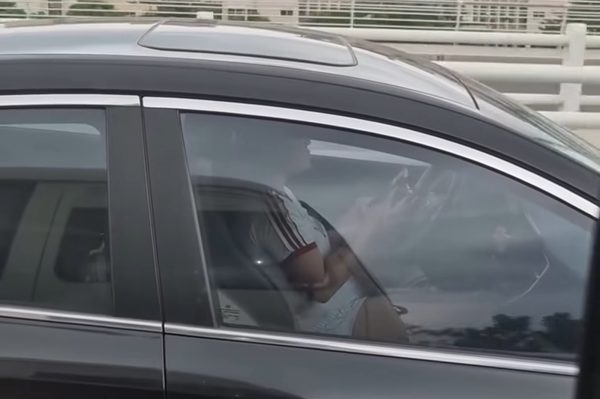 Xử phạt nữ tài xế dùng điện thoại khi lái ô tô, tỏ “thái độ” khi bị phản ánh