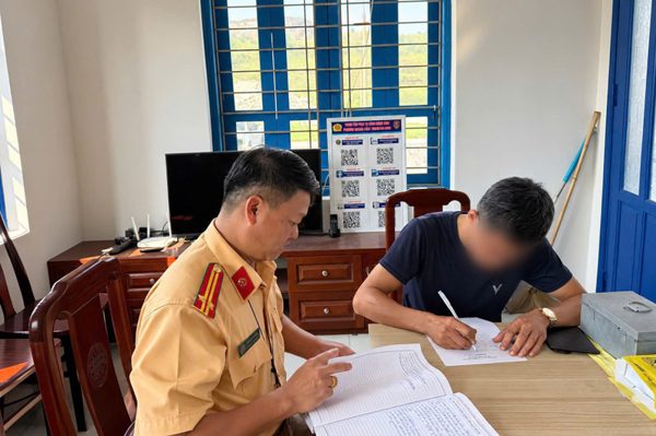 Xử phạt tài xế kéo lê mái tôn giữa phố Quảng Ninh