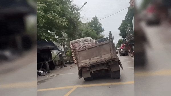 Xử phạt tài xế ô tô tải xếp gạch lệch nghiêng xe, thiếu biển số