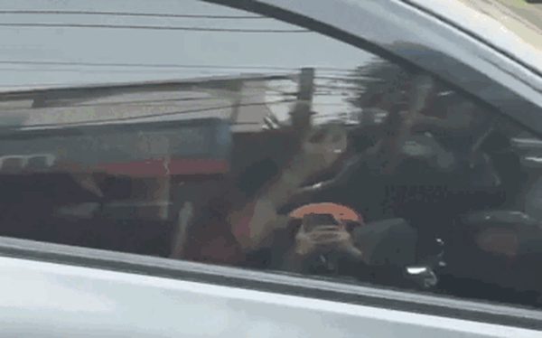 Xử phạt tài xế tay cầm vô lăng tay cầm điện thoại bị người đi đường quay clip gửi VNeTraffic