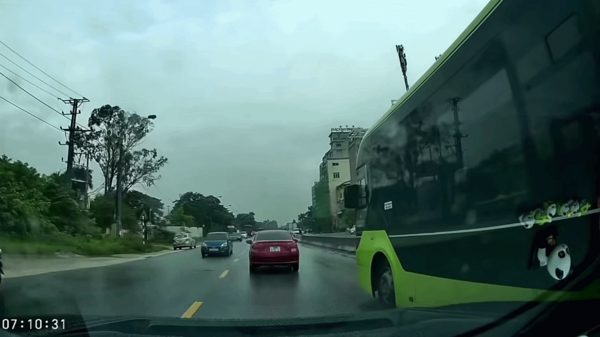 Xử phạt tài xế xe buýt vượt phải sai quy định trên quốc lộ