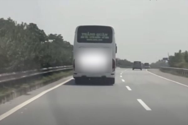 Xử phạt tài xế xe khách chạy 'rùa bò', bám làn trái cao tốc suốt 3km
