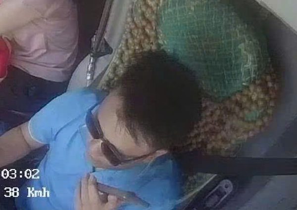 Xử phạt tài xế xe khách nghe điện thoại khi lái xe, không đeo dây an toàn