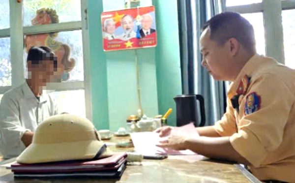 Xử phạt, trừ điểm bằng lái tài xế xe tải sử dụng điện thoại khi lái xe